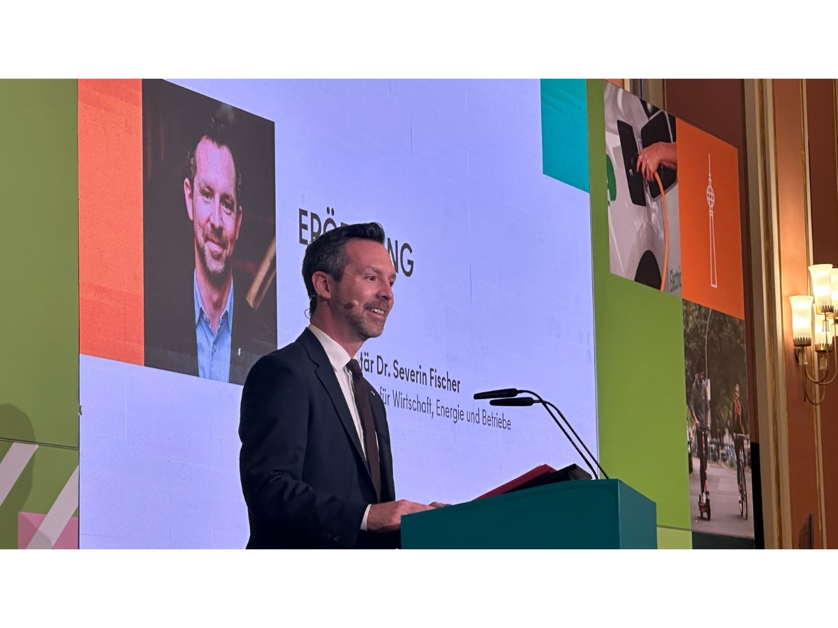 Dr. Severin Fischer, Staatssekretär für Wirtschaft, Energie und Betriebe, ordnet Elektromobilität als strategischen Baustein für Resilienz ein | BERLINboxx